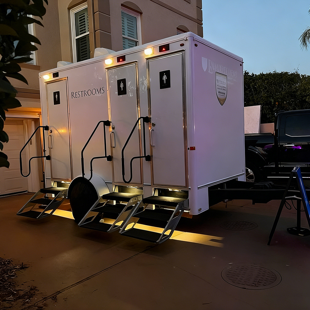 Mobile Toilet Trailer Luxury 3 - đánh giá và giá Outdoor Camping Rental