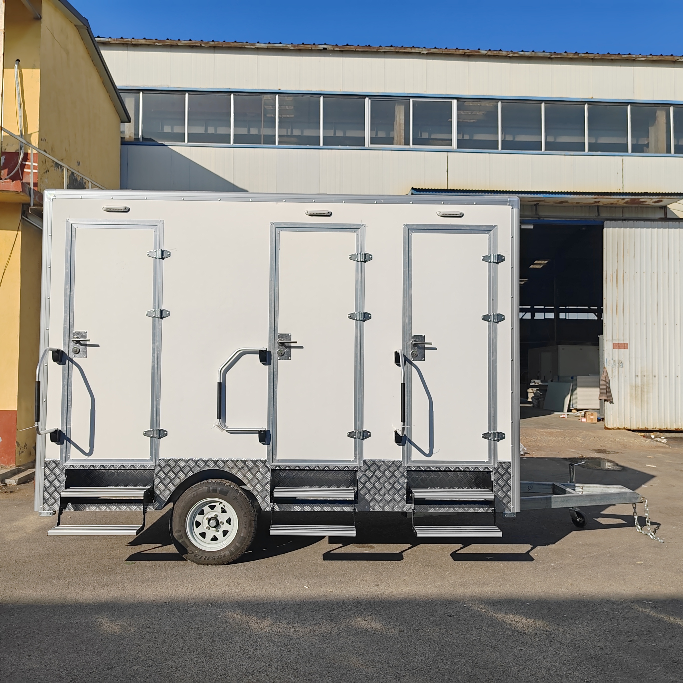 Mobile Toilet Trailer Luxury 3 - đánh giá và giá Outdoor Camping Rental